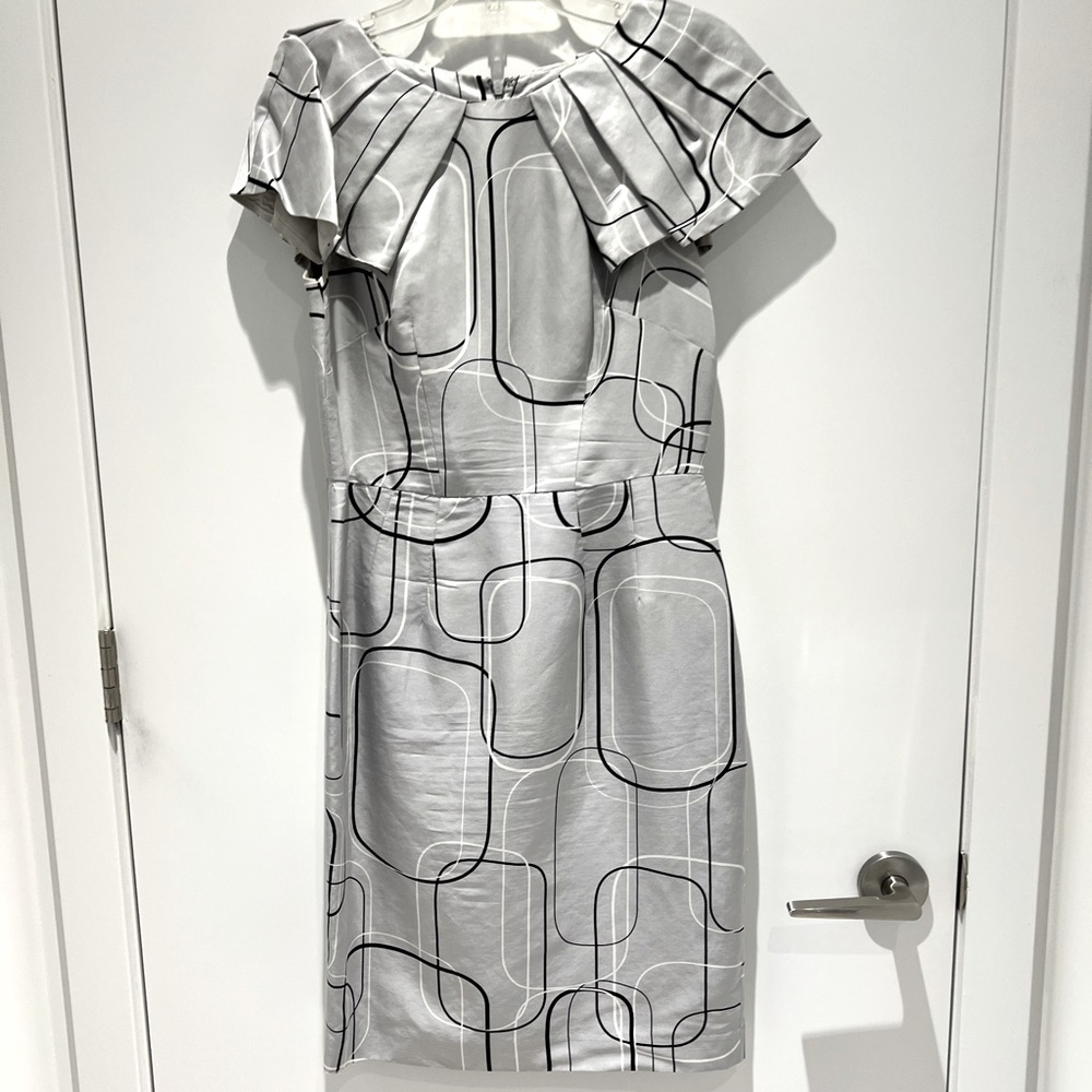🖤 Beautiful silk dress in a gorgeous silk print and unique raffle detail